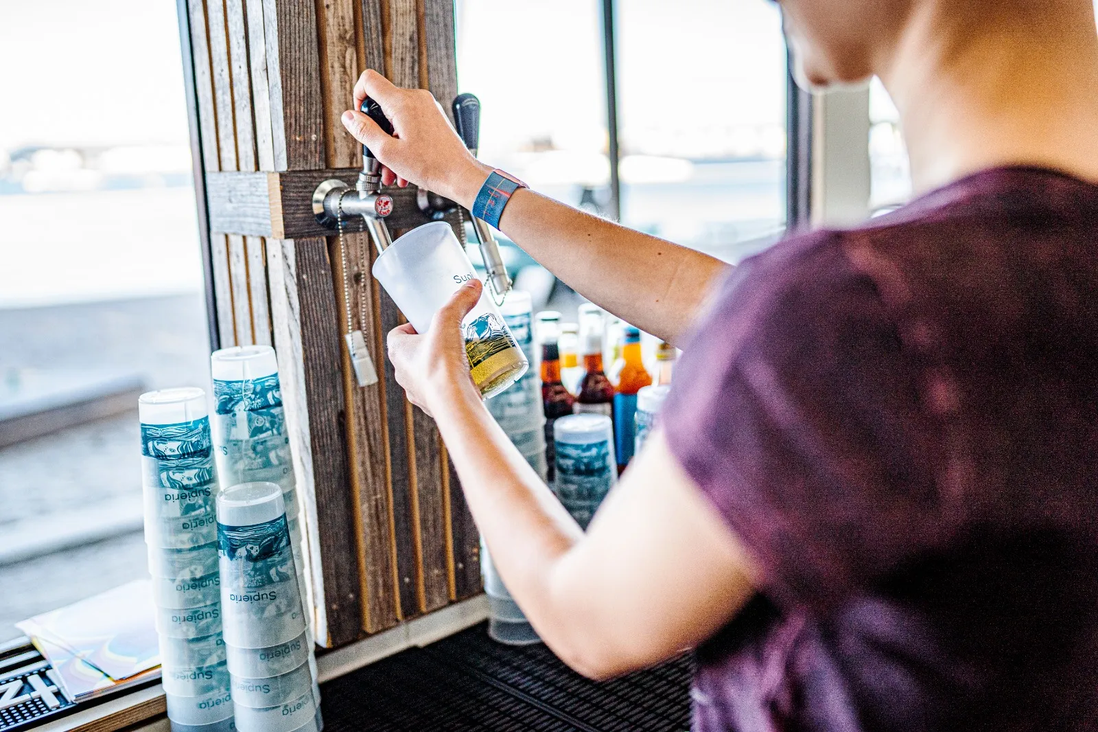 Getränk wird an der Supieria Beachbar gezapft