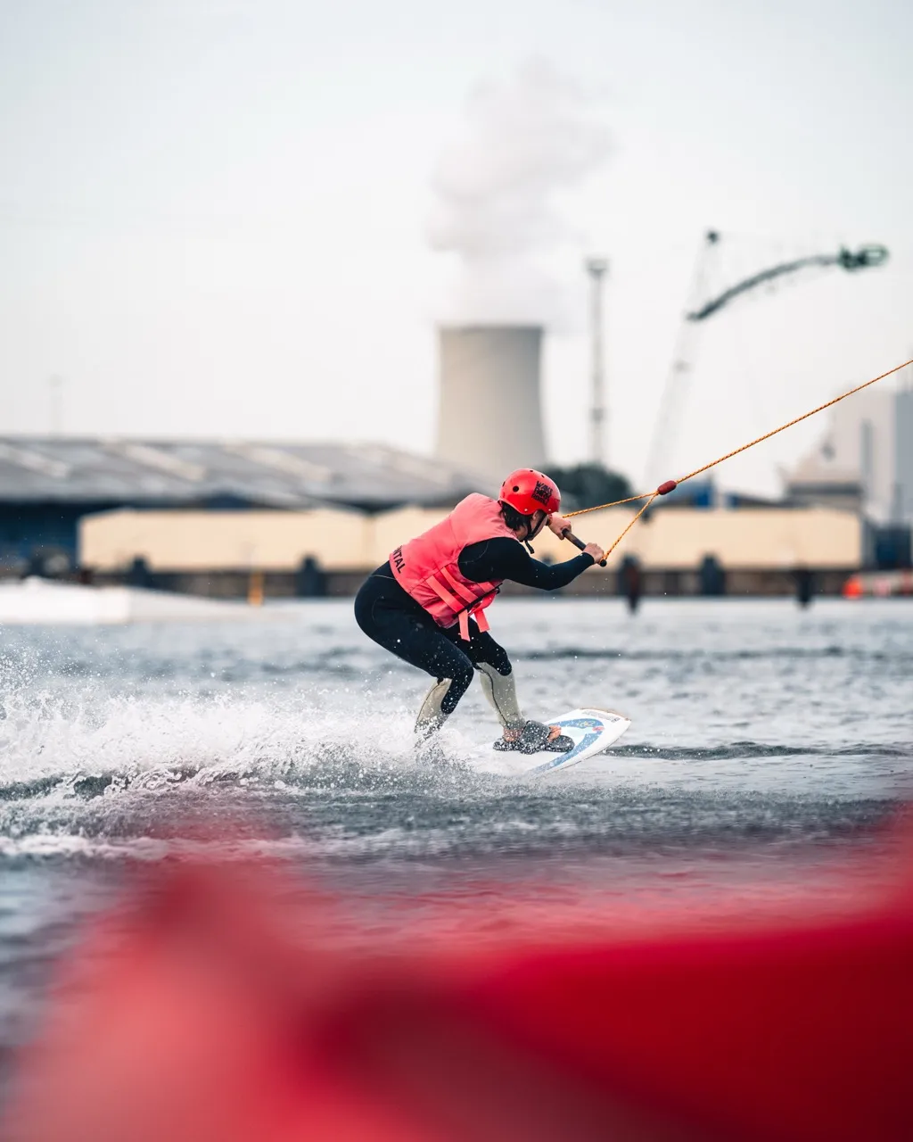 Wakeboarderin startet beim Einsteigerkurs bei Supieria auf der Warnow