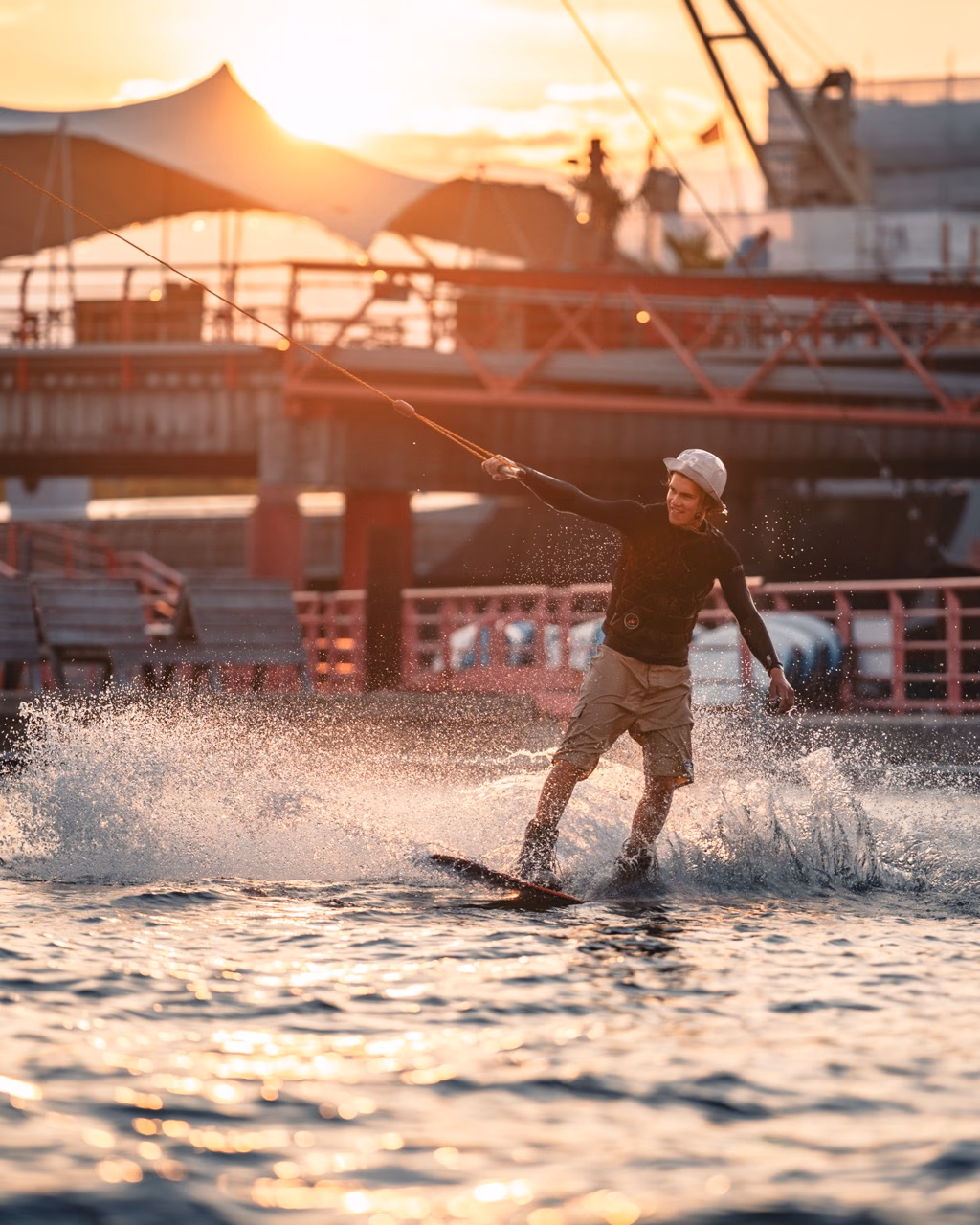 Wakeboarder in der Abendsonne bei Supieria