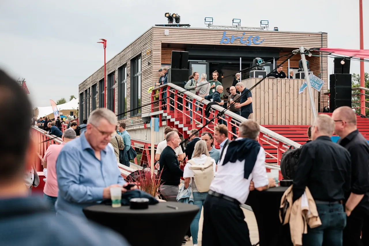 Gäste bei einer Firmenfeier vor dem brise Restaurant auf der Pier